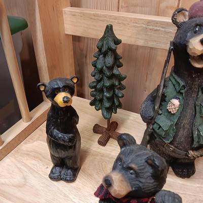 AN ASSORTMENT OF DECORATIVE BEARS
