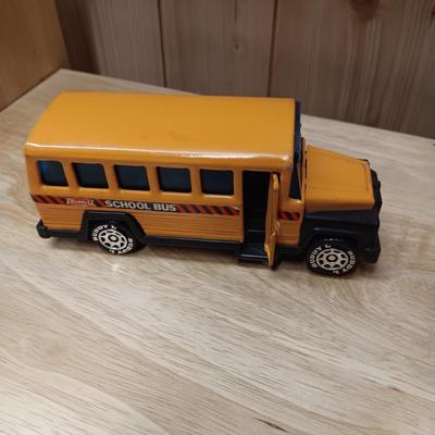 BUDDY L SCHOOL BUS AND A WELLS FARGO STAGECOACH BANK W/KEY