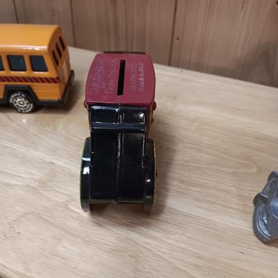 BUDDY L SCHOOL BUS AND A WELLS FARGO STAGECOACH BANK W/KEY