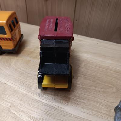 BUDDY L SCHOOL BUS AND A WELLS FARGO STAGECOACH BANK W/KEY