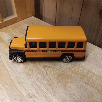 BUDDY L SCHOOL BUS AND A WELLS FARGO STAGECOACH BANK W/KEY