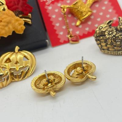 LOT 134J: Vintage Avon Brooch/Pin Lot Including Jack-O-Lantern with Matching Pierced Earrings