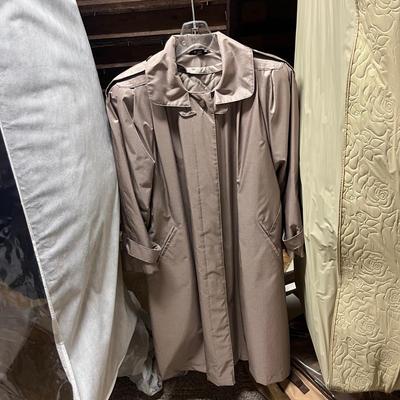 LOT 147: Vintage Women’s Lightweight Jackets