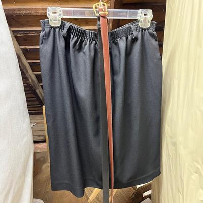 LOT 148: Vintage Women’s Alfred Dunner Petite Clothing
