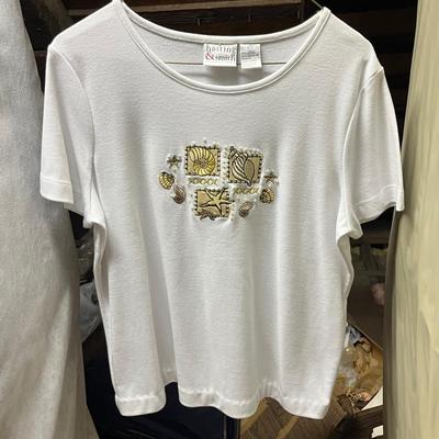LOT 150: Vintage Women’s Petite Shirts - Hasting & Smith and more!