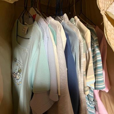 LOT 150: Vintage Women’s Petite Shirts - Hasting & Smith and more!