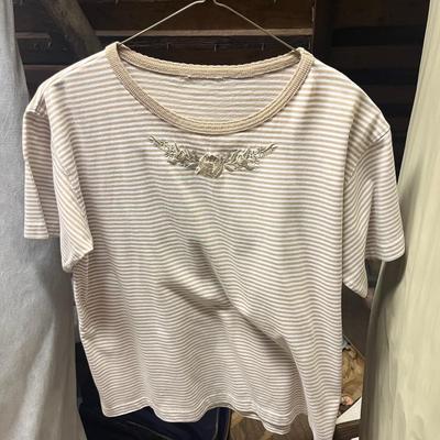 LOT 152: Vintage Women’s Petite T-Shirts
