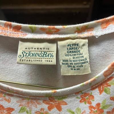 LOT 152: Vintage Women’s Petite T-Shirts