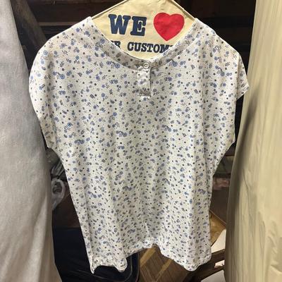 LOT 152: Vintage Women’s Petite T-Shirts