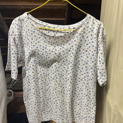 LOT 152: Vintage Women’s Petite T-Shirts