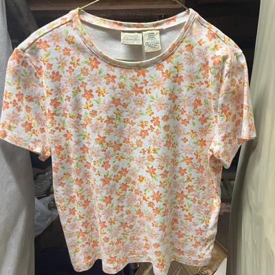 LOT 152: Vintage Women’s Petite T-Shirts
