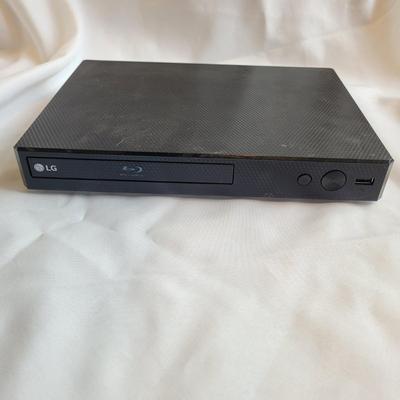 Samsung 32" L.E.D. Monitor and LG DVD player (SR-EL)