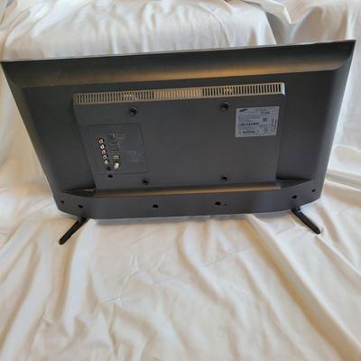Samsung 32" L.E.D. Monitor and LG DVD player (SR-EL)