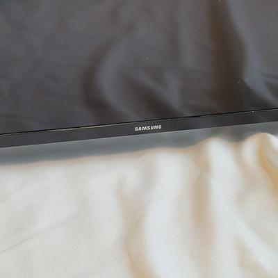 Samsung 32" L.E.D. Monitor and LG DVD player (SR-EL)