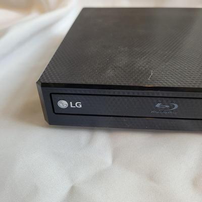 Samsung 32" L.E.D. Monitor and LG DVD player (SR-EL)