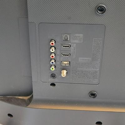 Samsung 32" L.E.D. Monitor and LG DVD player (SR-EL)