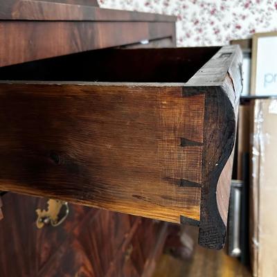Empire dresser