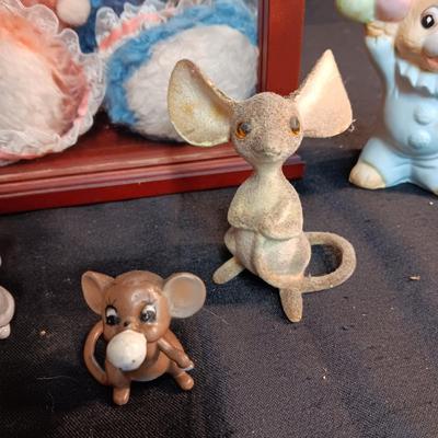 HAND-CRAFTED TEDDY BEAR IN A DISPLAY CASE PLUS SEVERAL CRITTERS