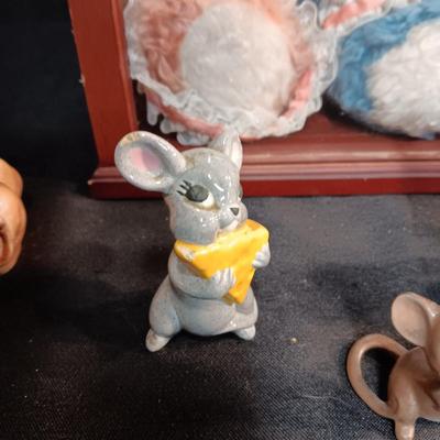 HAND-CRAFTED TEDDY BEAR IN A DISPLAY CASE PLUS SEVERAL CRITTERS