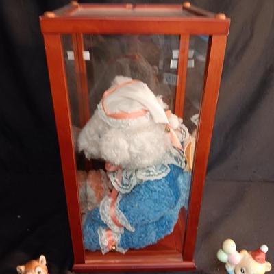 HAND-CRAFTED TEDDY BEAR IN A DISPLAY CASE PLUS SEVERAL CRITTERS