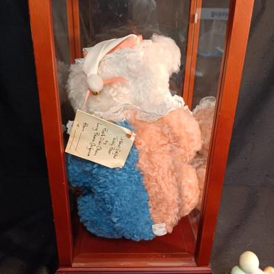 HAND-CRAFTED TEDDY BEAR IN A DISPLAY CASE PLUS SEVERAL CRITTERS