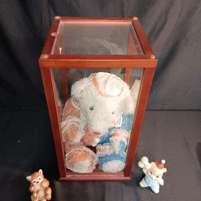 HAND-CRAFTED TEDDY BEAR IN A DISPLAY CASE PLUS SEVERAL CRITTERS