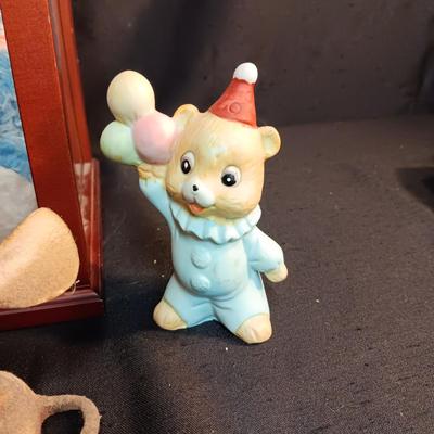 HAND-CRAFTED TEDDY BEAR IN A DISPLAY CASE PLUS SEVERAL CRITTERS
