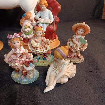 DENIM DAYS FAMILY WITH FIGURINES AND A PLASTIC HORSE