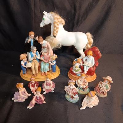 DENIM DAYS FAMILY WITH FIGURINES AND A PLASTIC HORSE