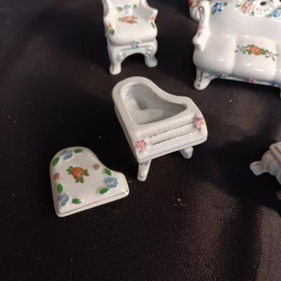 VICTORIAN STYLE PORCELAIN FURNITURE AND FIGURINES