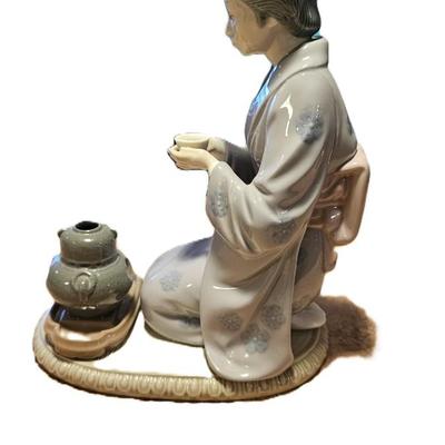 Retired Lladro Japanese Girl Serving Tea, #5122