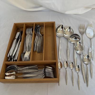 Oneida Community Cutlery Set and Organizer (K-BM)