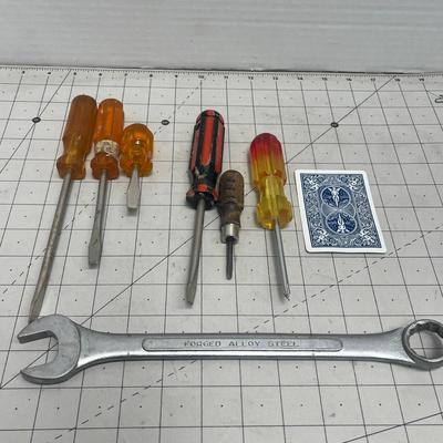 Sale Photo Thumbnail #585: 6 Diiferent Size Screwdriver and 1 Combination Wrench Tool Kit.