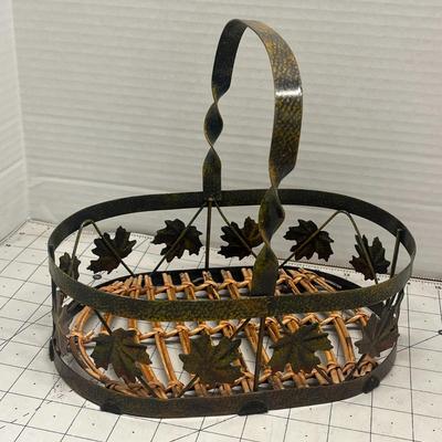 Sale Photo Thumbnail #880: Material: Metal, Theme: Harvest, Halloween, Pattern: Leaves, Features: With Handle, Shape: Oval