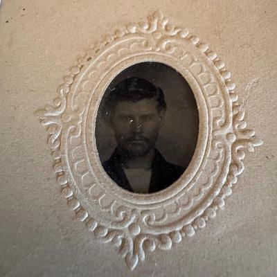 Antique Ornate Photo Album & Framed Photo’s (SR-DZ)