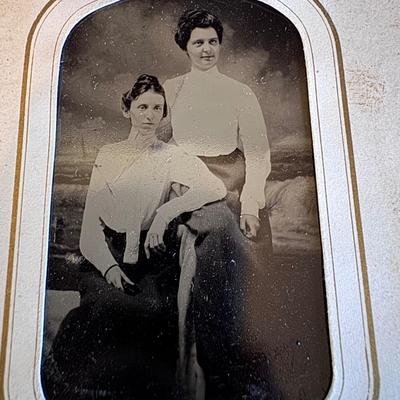 Antique Ornate Photo Album & Framed Photo’s (SR-DZ)