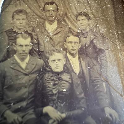 Antique Ornate Photo Album & Framed Photo’s (SR-DZ)