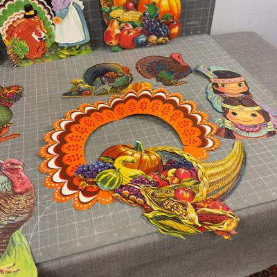 Vintage Thanks Giving Cut out Décor' COLLECTIBLE!!!!! Fun!!!!!