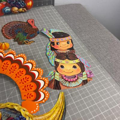 Vintage Thanks Giving Cut out Décor' COLLECTIBLE!!!!! Fun!!!!!