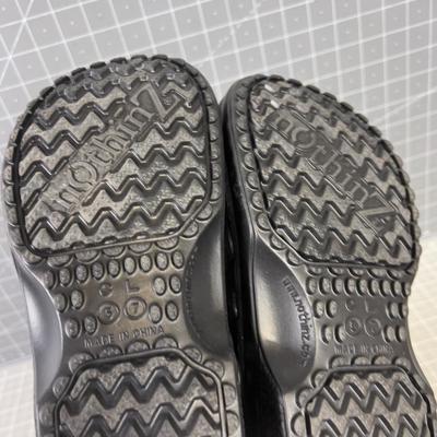 Nothinz - Crocks Youth Size 5 