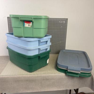 (4) 10 Gallon RUBBERMAID Tubs with Lids