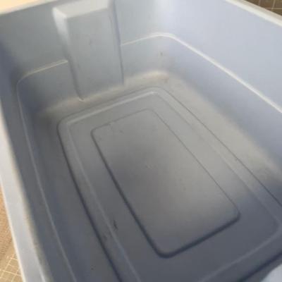 (4) 10 Gallon RUBBERMAID Tubs with Lids
