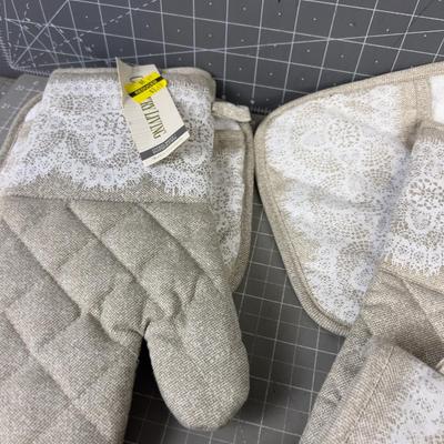 Aprons (6) and Oven Mitts and 3 Oven mitt / Hot pad Sets