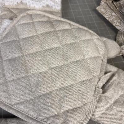 Aprons (6) and Oven Mitts and 3 Oven mitt / Hot pad Sets