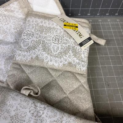 Aprons (6) and Oven Mitts and 3 Oven mitt / Hot pad Sets