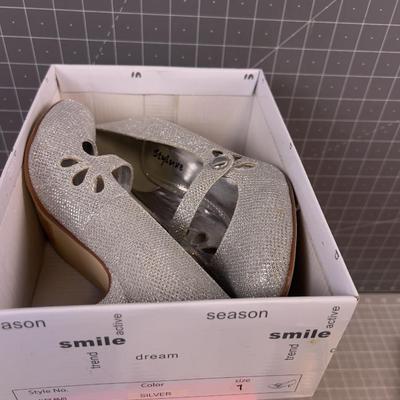 SHOES (6) new or like new - White / Silver
