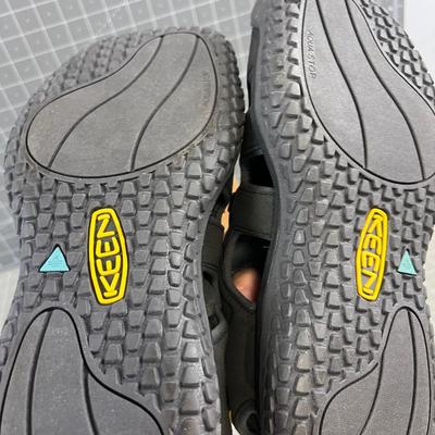 KEEN Black Men's Sandle Size 9