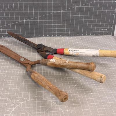 2 Hedge Trimmers 