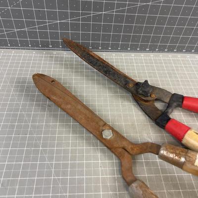 2 Hedge Trimmers 