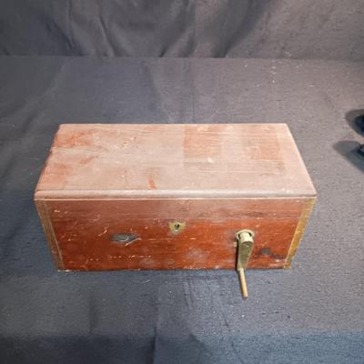 DAVIS & KIDDER'S ANTIQUE MAGNETO-ELECTRIC MACHINE FOR "NERVOUS DISEASES"